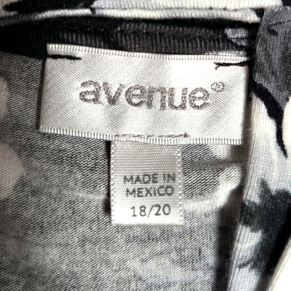 Avenue Black and White Floral Top / Size 2X - Picture 6 of 10